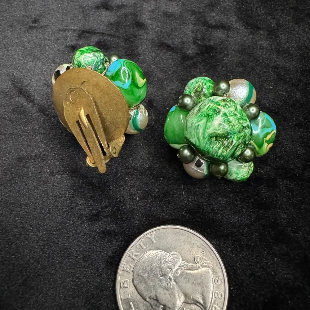 Vintage green clip on earrings made in Hong Kong - Picture 2 of 2